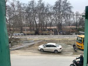 un coche blanco aparcado en las vías junto a un tren en HOTEL EMBASSY, en Srinagar
