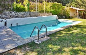 - une piscine dans une cour à côté d'un mur en pierre dans l'établissement Le Mas Des Oiseaux, à Vaison-la-Romaine 15 autres photos
