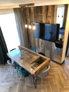 comedor con mesa y TV grande en Bystre DOMKI 2, en Nowe Bystre 20 fotos más