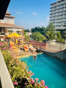 Beach Corridor Hotel & Spa with Free Airport shuttle内部或周边的泳池