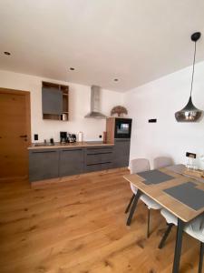 Kuchyň nebo kuchyňský kout v ubytování Ferienwohnung Sunnseit + 14 fotografií