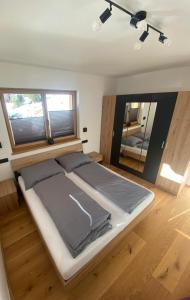 Tempat tidur dalam kamar di Ferienwohnung Sunnseit