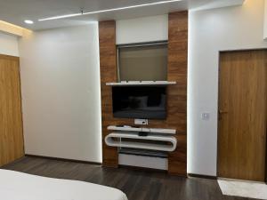 a hotel room with a tv and a bed at HOTEL CITADELL DE DAMAN in Daman