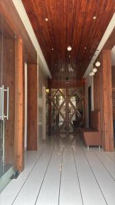 HOTEL CITADELL DE DAMAN في دامان: لوبي فيه باب زجاجي فيه مقعد