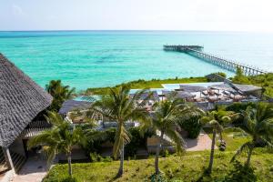 - une vue aérienne sur un complexe et l'océan dans l'établissement Bamboo Zanzibar, à Jambiani