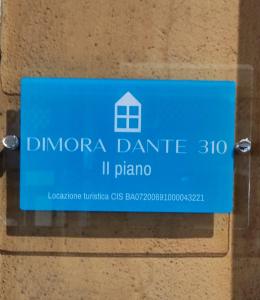 una señal azul en una pared que lee Dimora Danline ii piano en Dimora Dante 310, en Bari