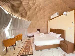 ein Schlafzimmer mit einem Bett in einem Zelt in der Unterkunft Rum Aranda camp & Jeep Tour in Wadi Rum