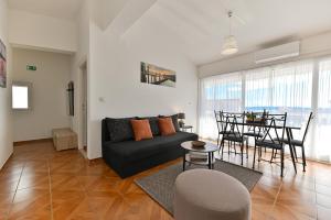 Posedenie v ubytovaní Villa Grande Vista - Spacious 3 BR Apartment with Large terrace and Fantastic sea view