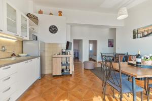 Kuchyňa alebo kuchynka v ubytovaní Villa Grande Vista - Spacious 3 BR Apartment with Large terrace and Fantastic sea view