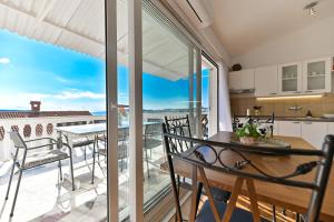Balkón alebo terasa v ubytovaní Villa Grande Vista - Spacious 3 BR Apartment with Large terrace and Fantastic sea view