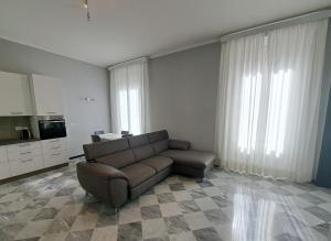 sala de estar con sofá y TV y cocina en APPARTAMENTO ESTHER Levanto, en Levanto