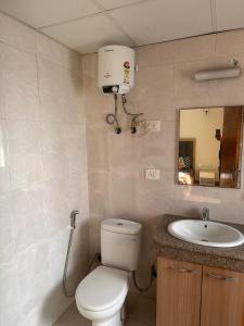 een badkamer met een toilet en een wastafel bij Crystal box NIMBUS Noida expressway in Noida