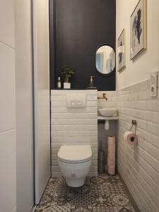 uma casa de banho com um WC branco e um lavatório. em JO 2024 proche Stade France et Paris Ligne 14, 13 em Saint-Ouen