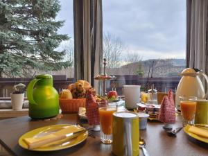 a table with food and a view of a window at Landgasthof Heldenberg in Nenningen