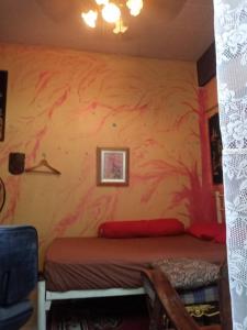 Un dormitorio con una pared roja y una cama. en GN GOOD NICE en Bangkok