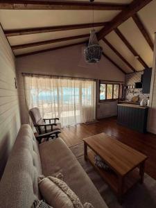 een woonkamer met een bank en een salontafel bij Mountain house with sea view in Ítrabo