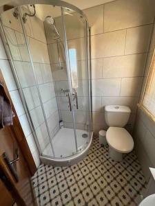 een badkamer met een douche en een toilet bij Mountain house with sea view in Ítrabo