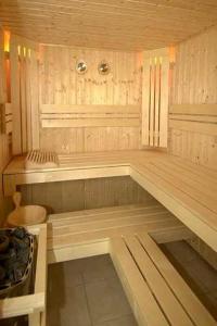 una sauna con un banco en el medio de una habitación en Romeos Hotel Luzira Kampala, en Kampala