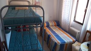 Ένα ή περισσότερα κρεβάτια σε δωμάτιο στο Habitacion Privada Triple Toledo