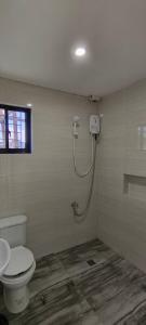 een badkamer met een toilet en een douche bij Casa Victoria Pension House-Sophia Z in Somosomo