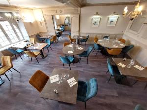 Posezení v ubytování Logis Hôtels - Hôtel et Restaurant Le Lion d'Or