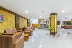 ein Wartezimmer mit Sofas und Stühlen in einem Krankenhaus in der Unterkunft Side Resort Annex - All Inclusive in Side