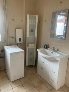 uma casa de banho branca com um lavatório e um espelho em maryam em Wittingen