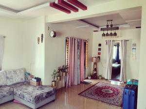 - un salon avec un canapé et un tapis dans l'établissement 2BHK Flat Mid City Beed Bypass Sai Ashirward Apartment Aurangabad, à Aurangabad