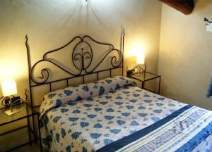 1 dormitorio con 1 cama y 2 lámparas en las mesas en Alojamiento Rural Casa Honda, en Ayna