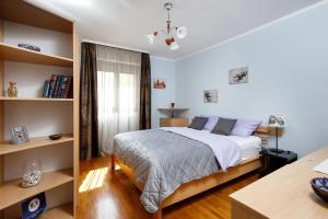 1 dormitorio con cama y escritorio en Apartment Stay By Me, en Split