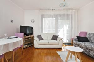 sala de estar con sofá blanco y TV en Apartment Stay By Me, en Split