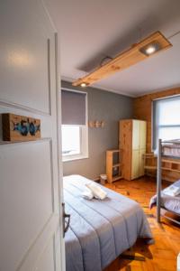 San Esteban de PraviaにあるCarving Surf Hostelのベッドルーム1室(青い毛布付きのベッド1台付)