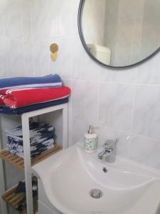 y baño con lavabo blanco y espejo. en Villa Juni, en Crikvenica