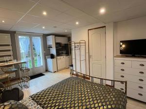 a bedroom with a bed and a kitchen with a table at Golden Tours - Studio moderne in Tours
