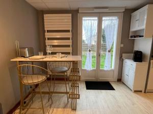 a kitchen with a table and chairs and a window at Golden Tours - Studio moderne in Tours