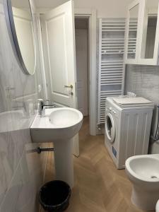uma casa de banho com um lavatório e uma máquina de lavar roupa em Dario's House em Scandicci