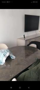 uma sala de estar com uma mesa com uma televisão em Istanbul, Yalova Çınarcık am Meer em Çınarcık