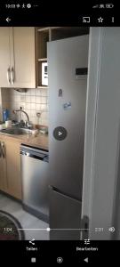 uma cozinha com um frigorífico de aço inoxidável e um lavatório em Istanbul, Yalova Çınarcık am Meer em Çınarcık