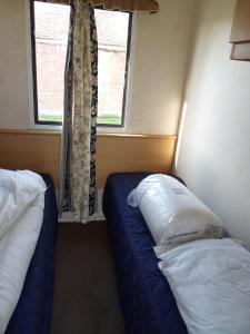 Giường trong phòng chung tại Family Fun 2-Bed caravan family romney Marsh