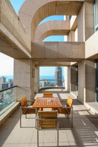 een tafel en stoelen bovenop een gebouw bij Crowne Plaza Hamra Beirut, an IHG Hotel in Beiroet