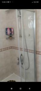 uma casa de banho com chuveiro em Istanbul, Yalova Çınarcık am Meer em Çınarcık