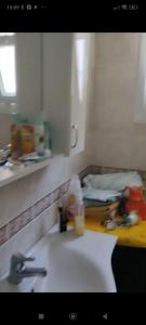 uma casa de banho com um lavatório, um espelho e uma cama em Istanbul, Yalova Çınarcık am Meer em Çınarcık