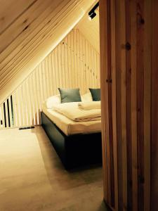 Een bed of bedden in een kamer bij PRIMÁTOR CAMPING RESORT LITOMYŠL