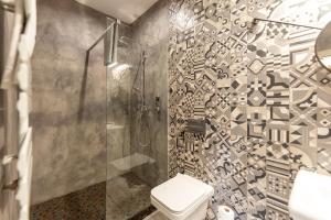 um banheiro com chuveiro e vaso sanitário em Apartmány Holiday em Ostrava