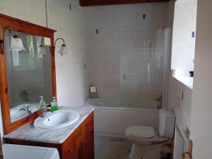 Koupelna v ubytování Caurelgranges + 18 fotografií