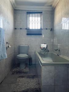 y baño con aseo y bañera. en Kingsley Executive Villa, en Brakpan