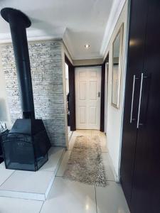 un pasillo con estufa de leña frente a una puerta en Kingsley Executive Villa, en Brakpan