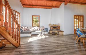 Una sala de estar con un sofá y una chimenea. en Aleria, en Pancheraccia