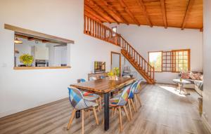 jadalnia z drewnianym stołem i krzesłami w obiekcie 4 Bedroom Awesome Home In Pancheraccia w mieście Pancheraccia