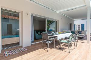 a dining room with a table and chairs at Villa Souleillous, basco landaise de prestige, 500m de la plage in Capbreton